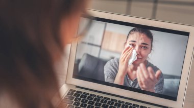 Kadın psikolog, bilgisayardaki video ile ağlayan kadını sakinleştirdi.