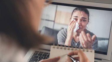 Kadın psikolog, bilgisayardaki video ile ağlayan kadını sakinleştirdi.