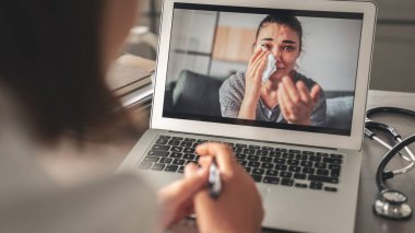 Kadın psikolog, bilgisayardaki video ile ağlayan kadını sakinleştirdi.