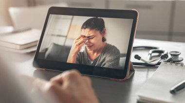 Kadın psikolog, bilgisayardaki video ile ağlayan kadını sakinleştirdi.