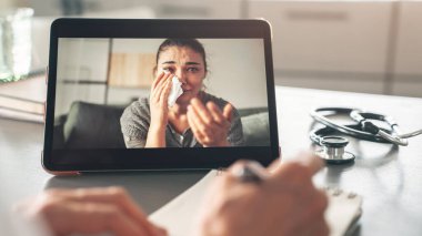 Kadın psikolog, bilgisayardaki video ile ağlayan kadını sakinleştirdi.