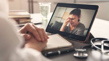 Kadın psikolog, bilgisayardaki video ile ağlayan kadını sakinleştirdi.