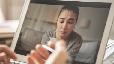 Psikolog, bilgisayardaki video ile ağlayan kadını sakinleştirdi.