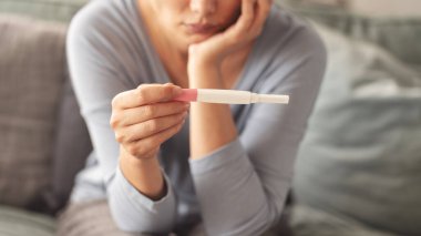 Hamilelik testi sonucu negatif çıkan genç bir kadın.