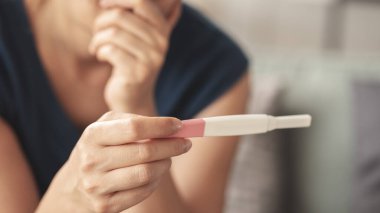 Hamilelik testi sonucu negatif çıkan genç bir kadın.