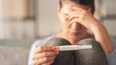 Hamilelik testi sonucu negatif çıkan genç bir kadın.