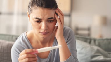 Hamilelik testi sonucu negatif çıkan genç bir kadın.