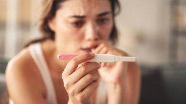 Hamilelik testi sonucu negatif çıkan genç bir kadın.