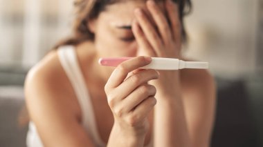 Hamilelik testi sonucu negatif çıkan genç bir kadın.