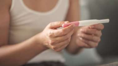 Kadın hamilelik testi sonuçlarını bekliyor.