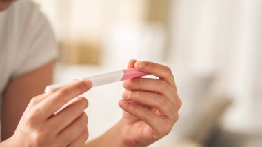 Kadın hamilelik testi sonuçlarını bekliyor.