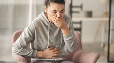 Genç bayanın midesi bulanıyor.