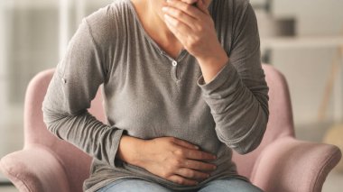 Genç bayanın midesi bulanıyor.