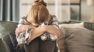 Kayıp ve psikolojik travma geçiren üzgün genç bir kadın.