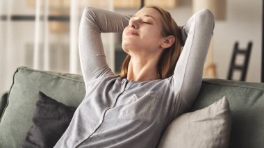 Genç kadın kendini evinde gibi hissediyor.