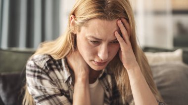 Kayıp ve psikolojik travma geçiren üzgün genç bir kadın.