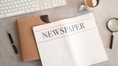Masada gazete konsepti okuyor.