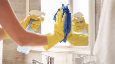 kadın temizlik banyo aynada 