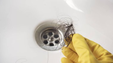 Su gideri saç yığınıyla tıkanmış.