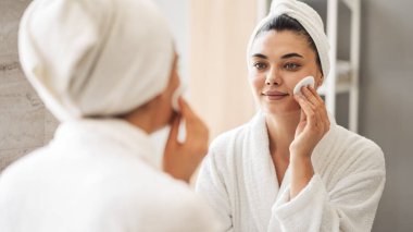 Pamuklu bezle deriyi temizleyen kadın