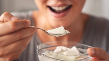 Yoğurt yeme konsepti, doğal sağlıklı probiyotik.