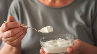 Yoğurt yeme konsepti, doğal sağlıklı probiyotik.