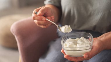 Yoğurt yeme konsepti, doğal sağlıklı probiyotik.