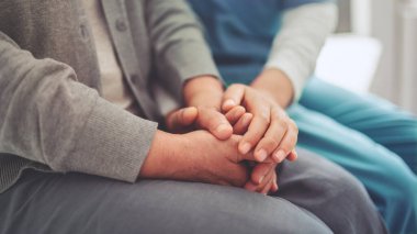 Sağlık çalışanı bir hastayı teselli ediyor.