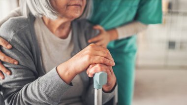 Sağlıklı yaşam tarzı ve tıbbi konsept, sağlık çalışanı yaşlı hastalara destek verir