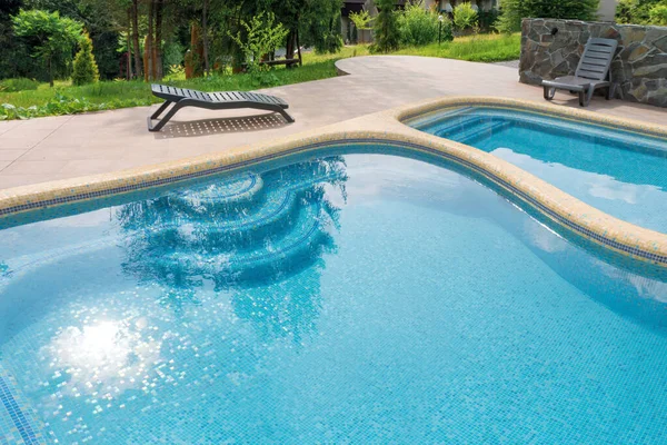 Espreguiçadeira Piscina Hotel Resort Piscina Superfície Água Azul Viagem Abstrato — Fotografia de Stock
