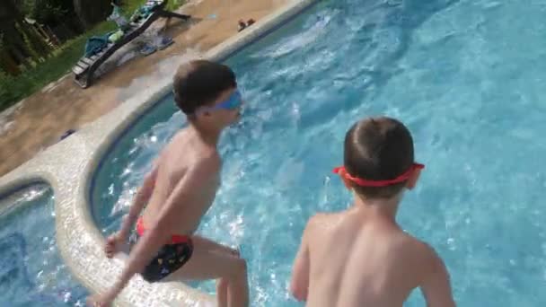 Dwóch Chłopców Skaczących Basen Skakać Woda Dzieci Pływanie Chłopiec Woda — Wideo stockowe