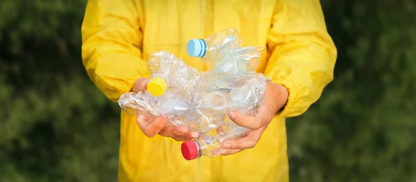 環境公園清掃ゴミの性質をクリーンアップします ペットボトルのゴミを持ってボランティアの手 ボランティア清掃の森 Pet廃棄物プラスチックの手のゴミは ゴミの性質を拾う Petプラスチック汚染 — ストック写真
