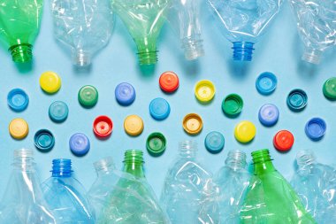 Atık ayıklama ve geri dönüşüm PET şişe kapağı geri dönüşüm materyalleri. Parçalanmış plastik şişe geri dönüşümü plastik kapak ayrı şişe kapakları. Kullanılmış PET plastik tasnif. Düz dizayn