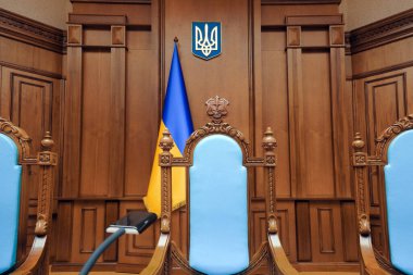 Kyiv, UKRAINE - 28 Şubat 2024: Ukrayna Anayasa Mahkemesi. Mahkeme salonunun boş mahkeme mahkemesi adalet sembolü. Boş sandalye yargıcı Ukrayna mahkeme salonunda. Ukrayna mızrak amblemi