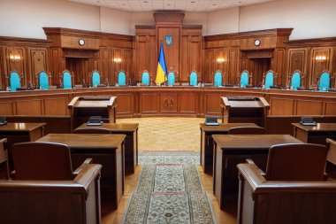 Kyiv, UKRAINE - 28 Şubat 2024: Ukrayna Anayasa Mahkemesi. Mahkeme salonunun boş mahkeme mahkemesi adalet sembolü. Boş sandalye yargıcı Ukrayna mahkeme salonunda. Ukrayna mızrak amblemi