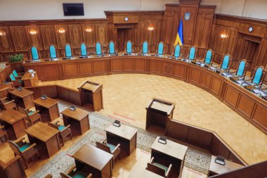 Kyiv, UKRAINE - 28 Şubat 2024: Ukrayna Anayasa Mahkemesi Hakimi. Boş mahkeme salonu mahkeme hukuku adalet sembolü Ukrayna mahkeme salonu. Ukrayna mızrak amblemi. Üst görünüm