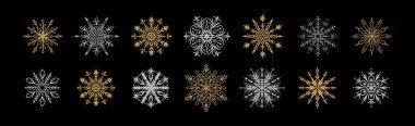Siyah arka planda altın ve gümüş renkli kar taneleri. Kış kaprisli dekor. Mutlu yıllar ve Mutlu Noeller lüks tasarım unsurları. Parıltılı festival vektör illüstrasyonu. Kar taneciği şekli