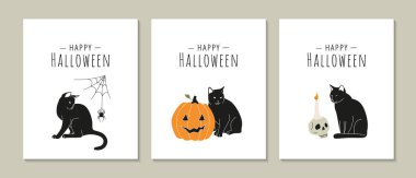 İçinde siyah kedi illüstrasyonu, örümcek ağı, balkabağı feneri ve kafatası olan vektör Cadılar Bayramı tebrik kartları seti. Beyaz arka planda korkunç tatil süslemeleri olan kedi.