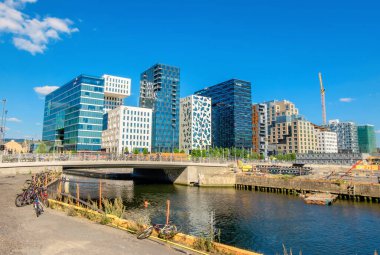 OSLO, NORway - 13 AĞUSTOS 2015: Opera binası yakınlarındaki Bjorvika taş ocağındaki modern konut ve ofis binalarının panoramik görünümü