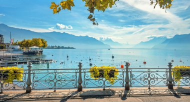 Vevey kasabasındaki Cenevre Gölü 'nün panoramik manzarası. Vaud kantonu, İsviçre  