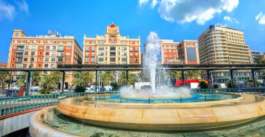 Plaza De La Marina 'daki çeşmeli panoramik şehir manzarası ve Malaga' daki Alameda Principal Caddesi 'ndeki binaların manzarası. Endülüs, İspanya 