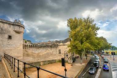 Yağmurlu bir günde Avignon 'daki eski kale duvarları ve yol trafiği manzaralı. Fransa, Provence