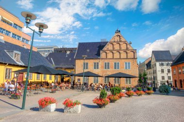 NORway, OSLO - 23 AĞUSTOS 2015 Radhusgata Caddesi 'ndeki sokak kafesi. Tarihi şehir merkezinde Oslo Kunstforening Güzel Sanatlar Galerisi.     