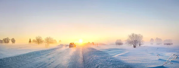 全景冬季景观 多雪的道路和孤独的汽车在寒冷的清晨在乡间 爱沙尼亚 — 图库照片