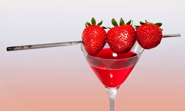 用金属装饰的斜子装饰的草莓和浅色背景的草莓汁的杯子 过着平静的生活 — 图库照片