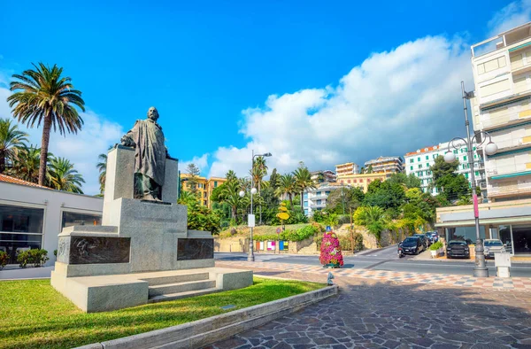 Widok Pomnik Giuseppe Garibaldiego Nadmorskiej Promenadzie Słoneczny Dzień San Remo — Zdjęcie stockowe