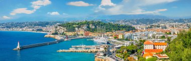 Nice, Cote d 'Azur, Fransa' daki liman manzaralı Fransız Riviera 'sı boyunca uzanan kıyı şeridi ve şehrin panoramik manzarası