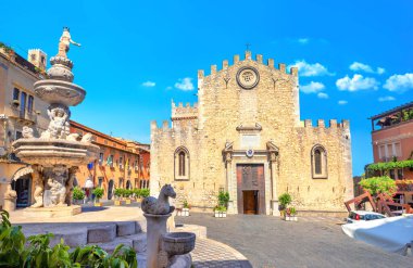 Taormina 'nın eski kasabasındaki Piazza del Duomo' daki katedral ve barok çeşmesinin manzarası. Sicilya, İtalya