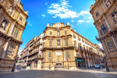 Palermo, Sicilya, İtalya 'da tarihi binalar ve Quattro Canti meydanında (dört köşe) kesişen caddeler