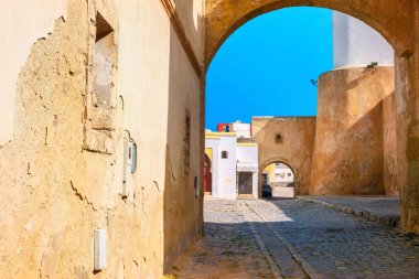 Essaouira şehrinin geleneksel mimarisi ile sokak sahnesi. Fas, Kuzey Afrika  